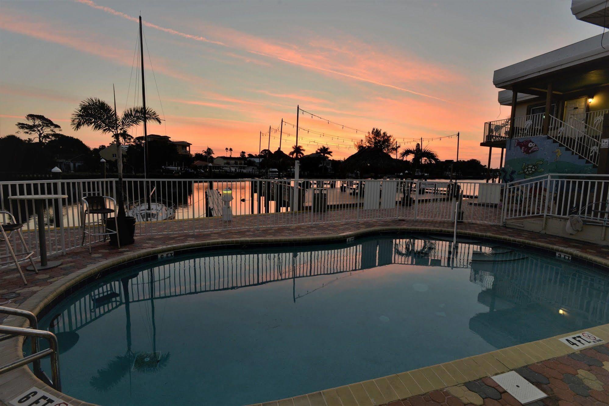 Bayview Plaza Waterfront Resort Сейнт Пийт Бийч Екстериор снимка